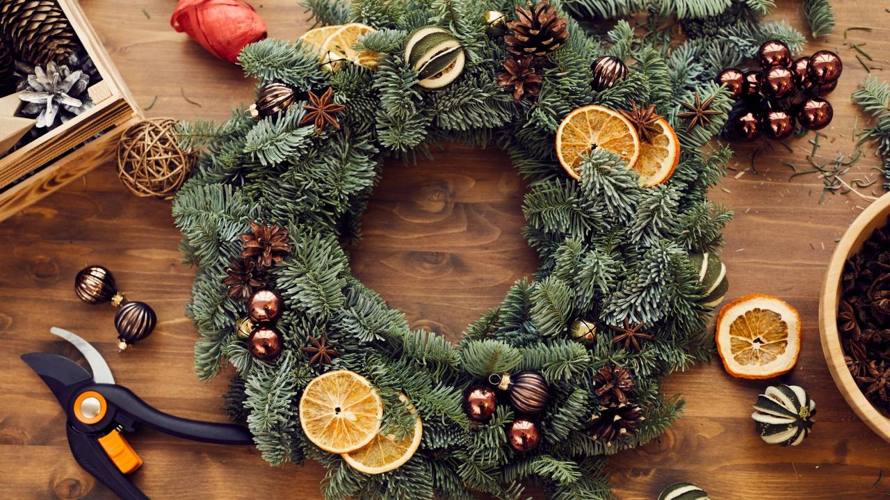 How to make a christmas wreath table decoration