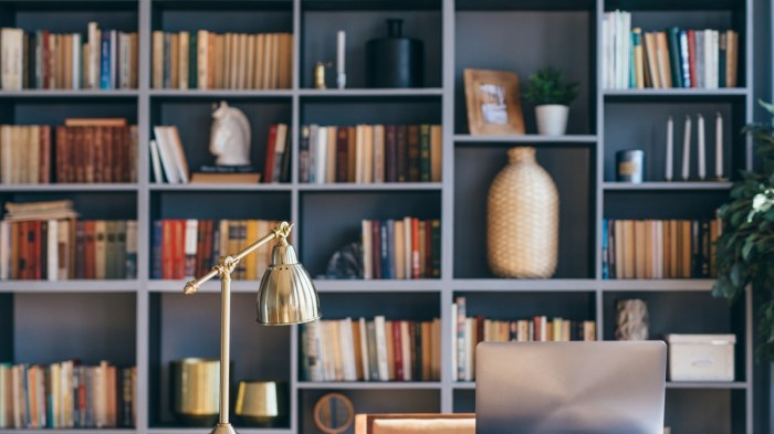 How to decorate an office bookshelf